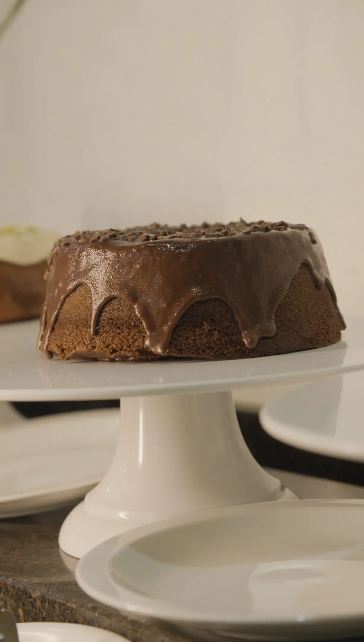 Bolo de chocolate com cobertura no café da manhã
