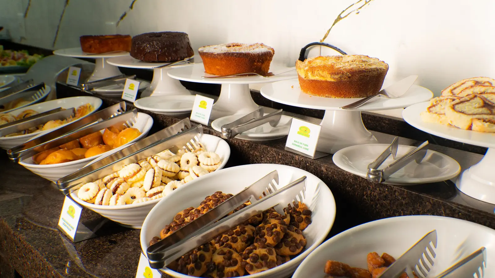 Bolos e rosquinhas no buffet do café da manhã