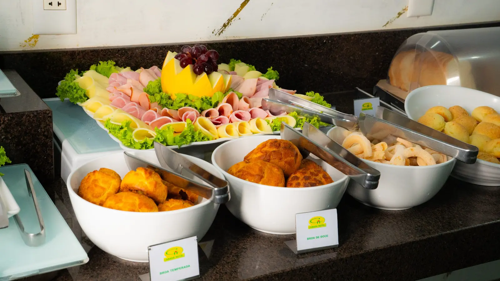 Buffet do café da manhã com frios, frutas e salgados