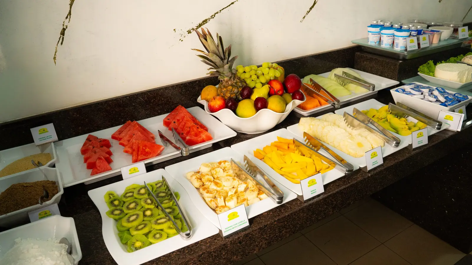 Frutas variadas, com kiwi e mamão, no buffet do café da manhã