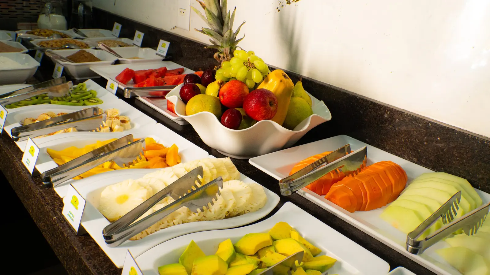 Frutas fatiadas no buffet do café da manhã