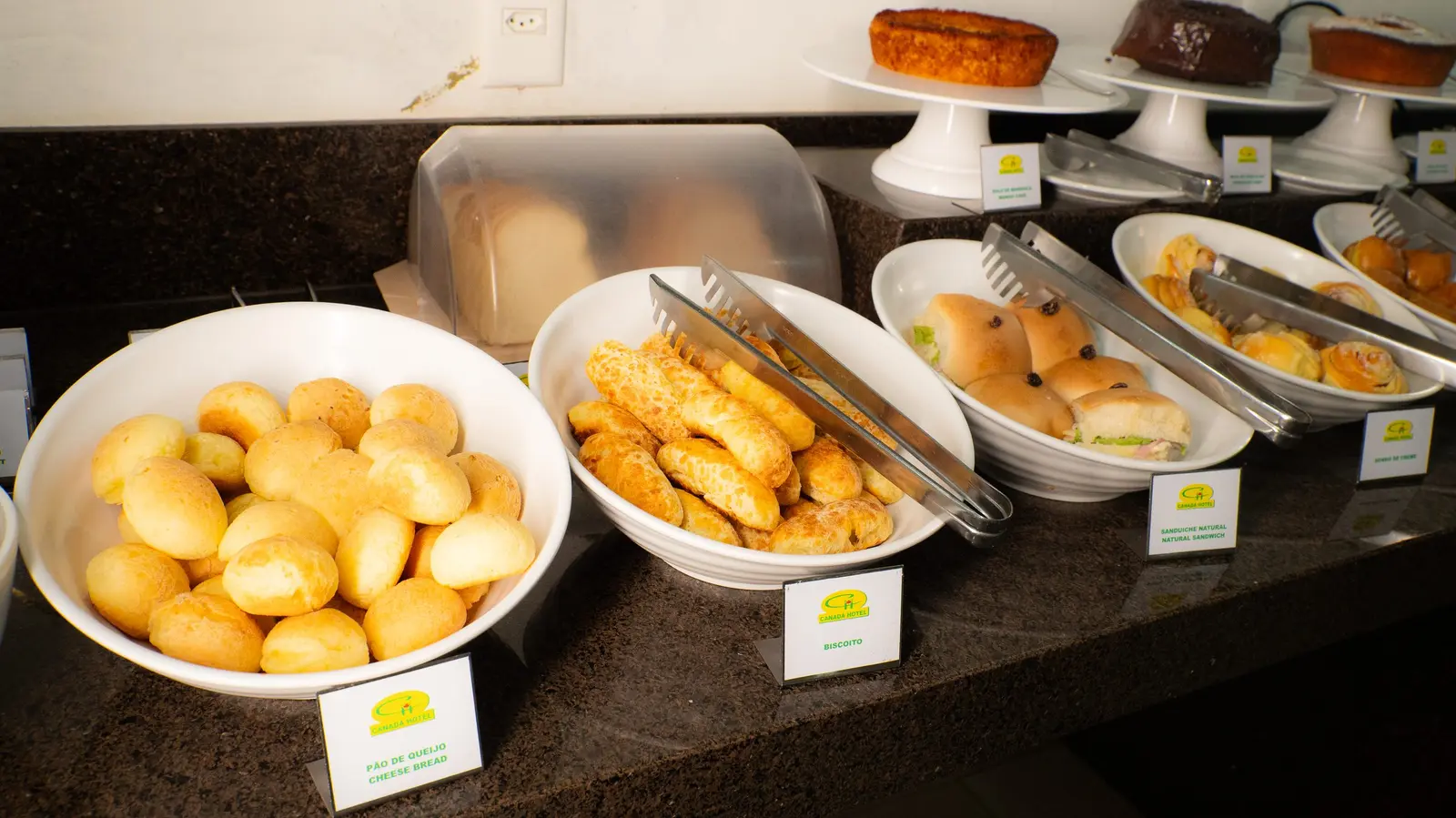 Pães de queijo e salgados no buffet do café da manhã