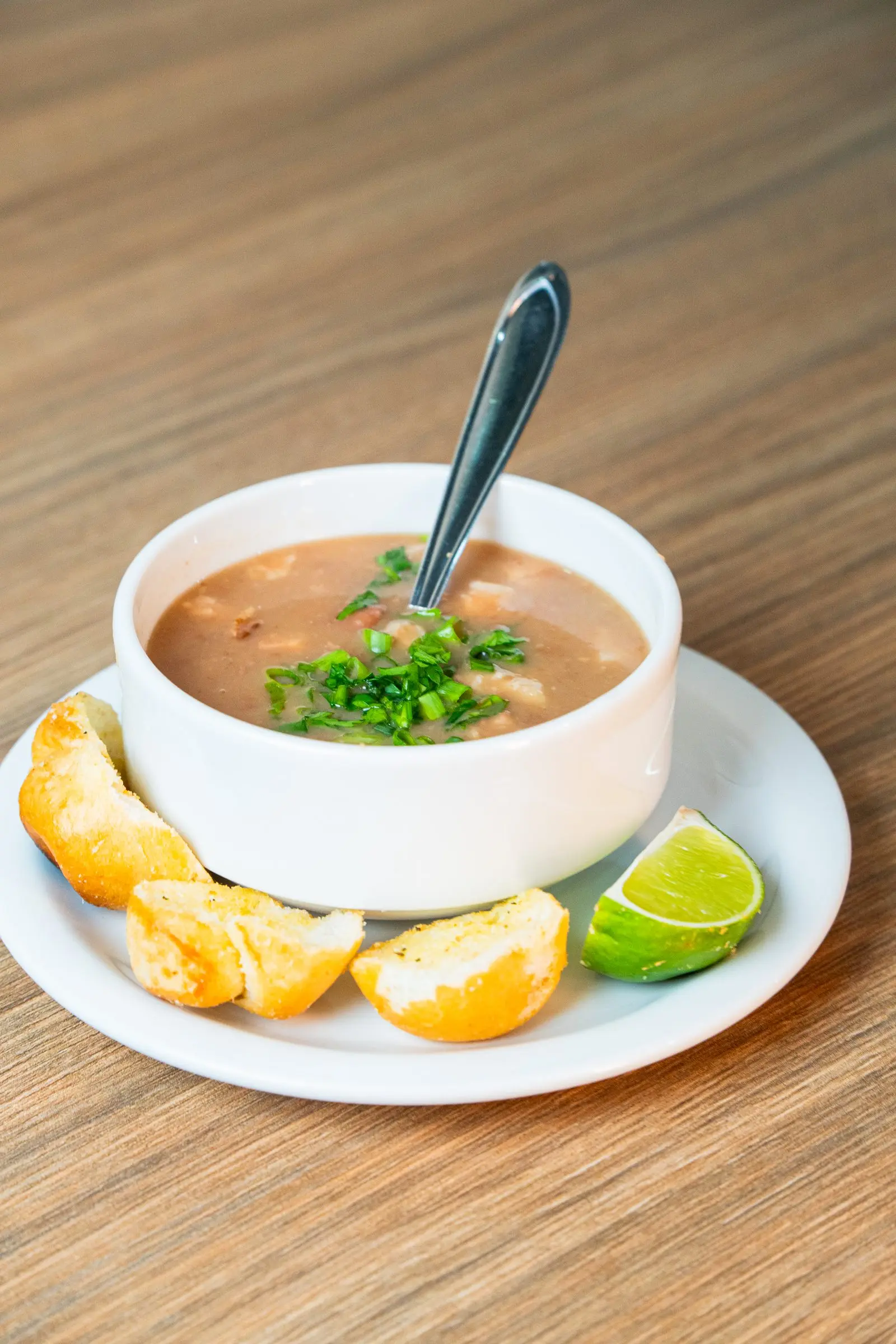 Caldo servido com pão torrado e limão