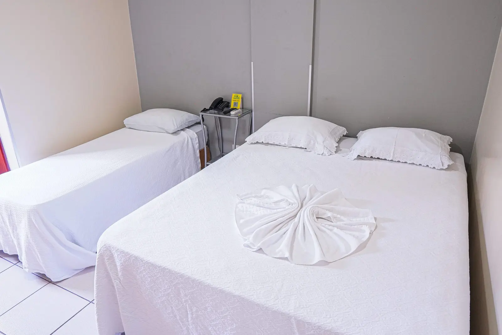 Quarto Duplo com cama de casal e cama de solteiro no mesmo ambiente