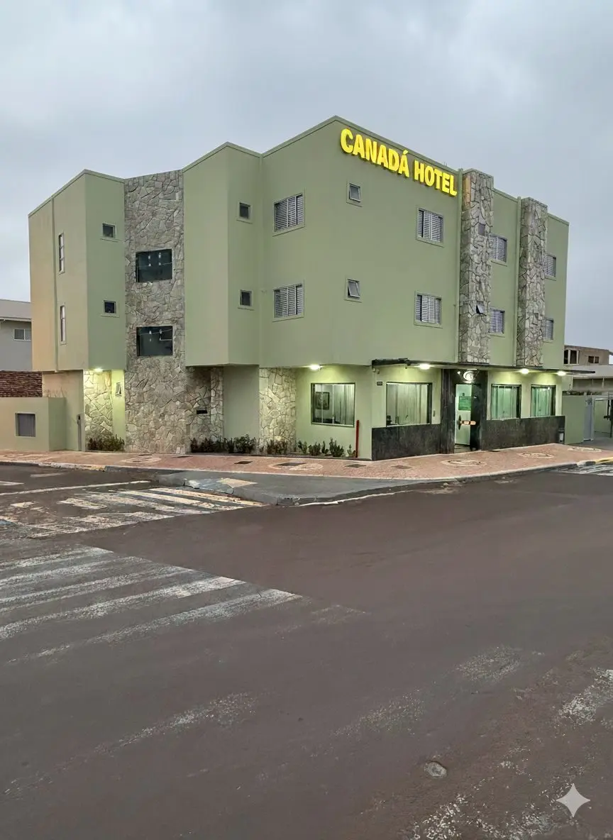 Fachada do Canadá Hotel vista da esquina, com a iluminação do térreo acesa