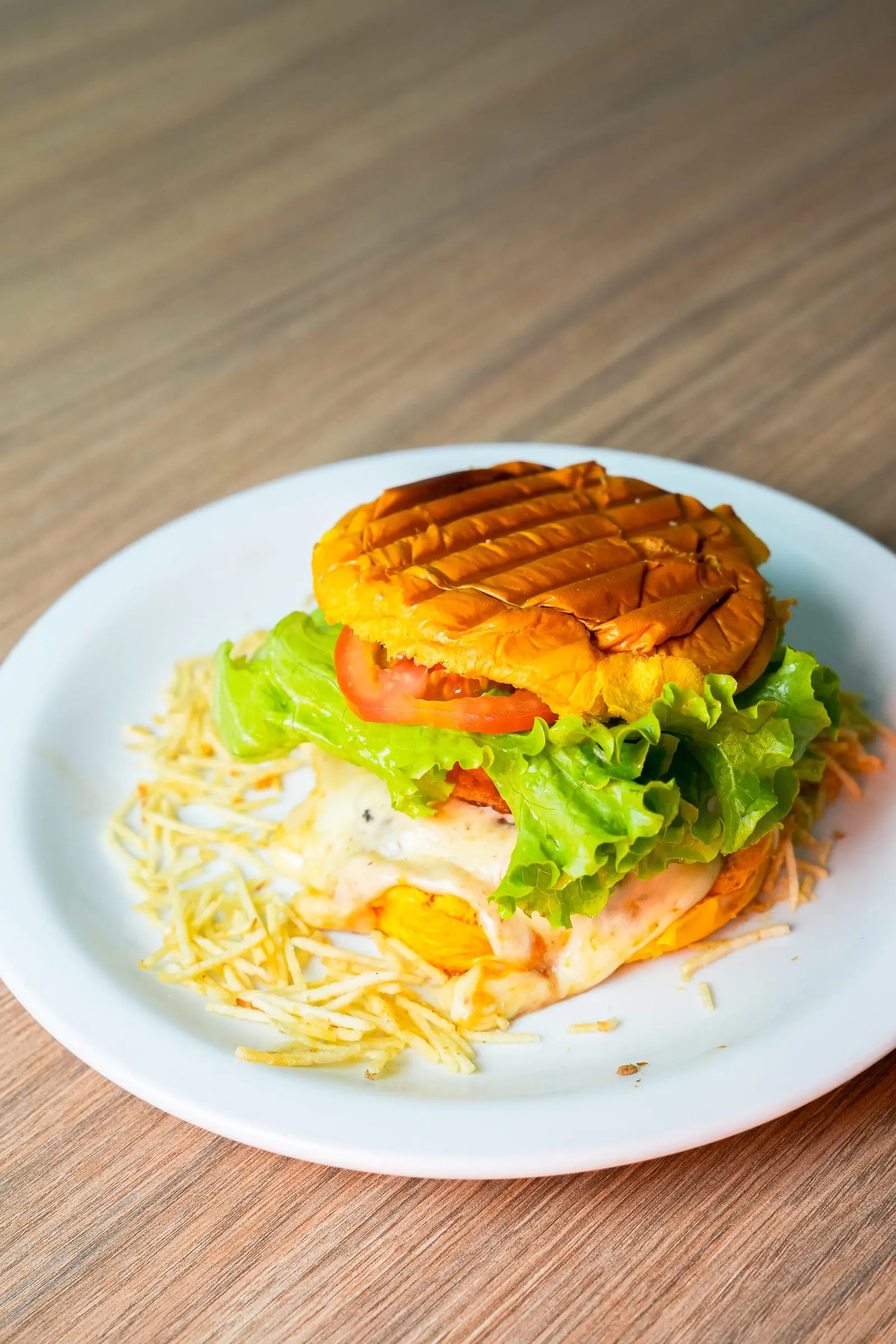 Lanche com salada e batata palha