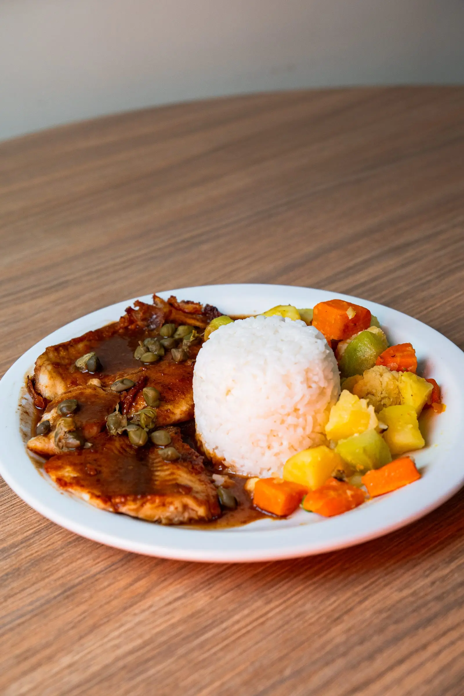 Prato com filé ao molho, legumes e arroz