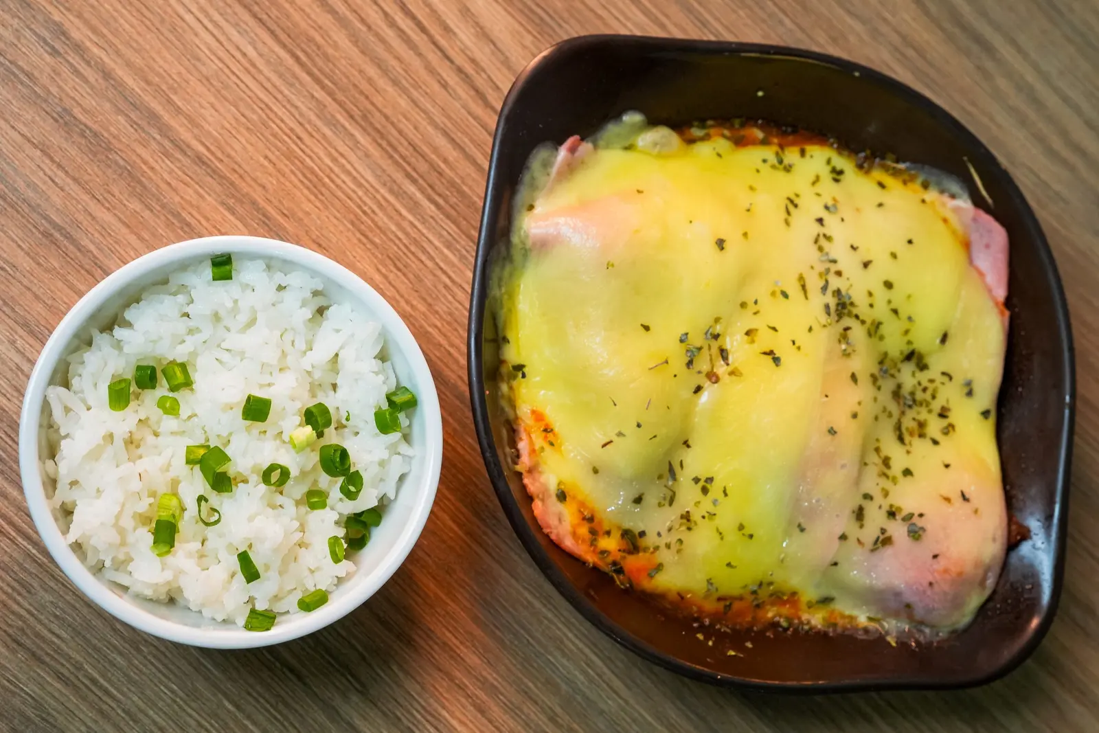 Prato gratinado servido com arroz