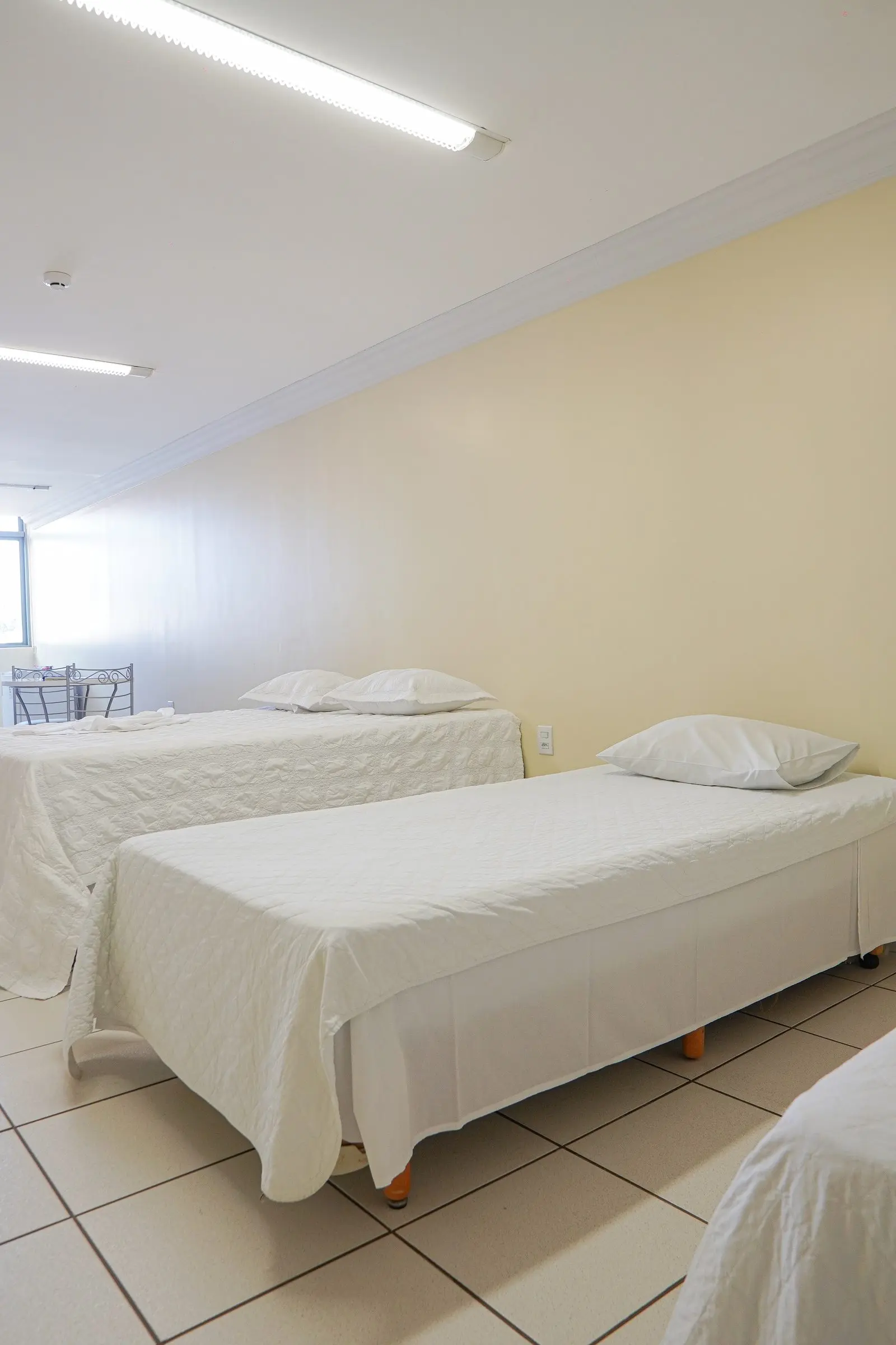 Camas do quarto Quádruplo com pé-direito alto