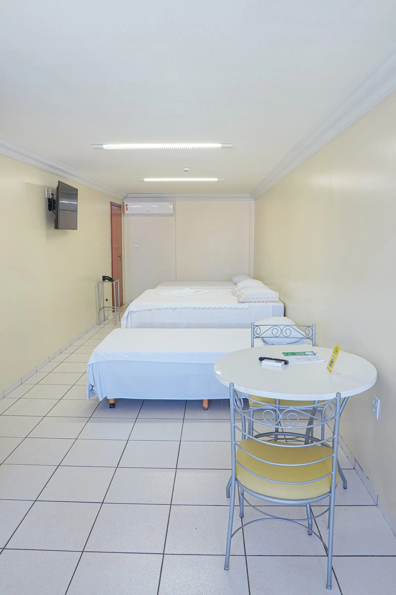 Quarto Quádruplo com TV, ar-condicionado e mesa redonda