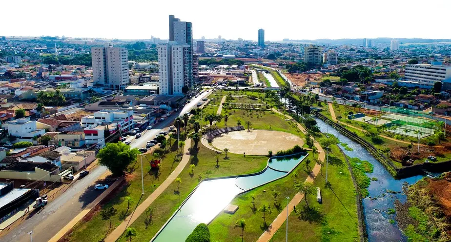 Vista aérea de Rio Verde com o Parque Ecológico entre os prédios e o córrego