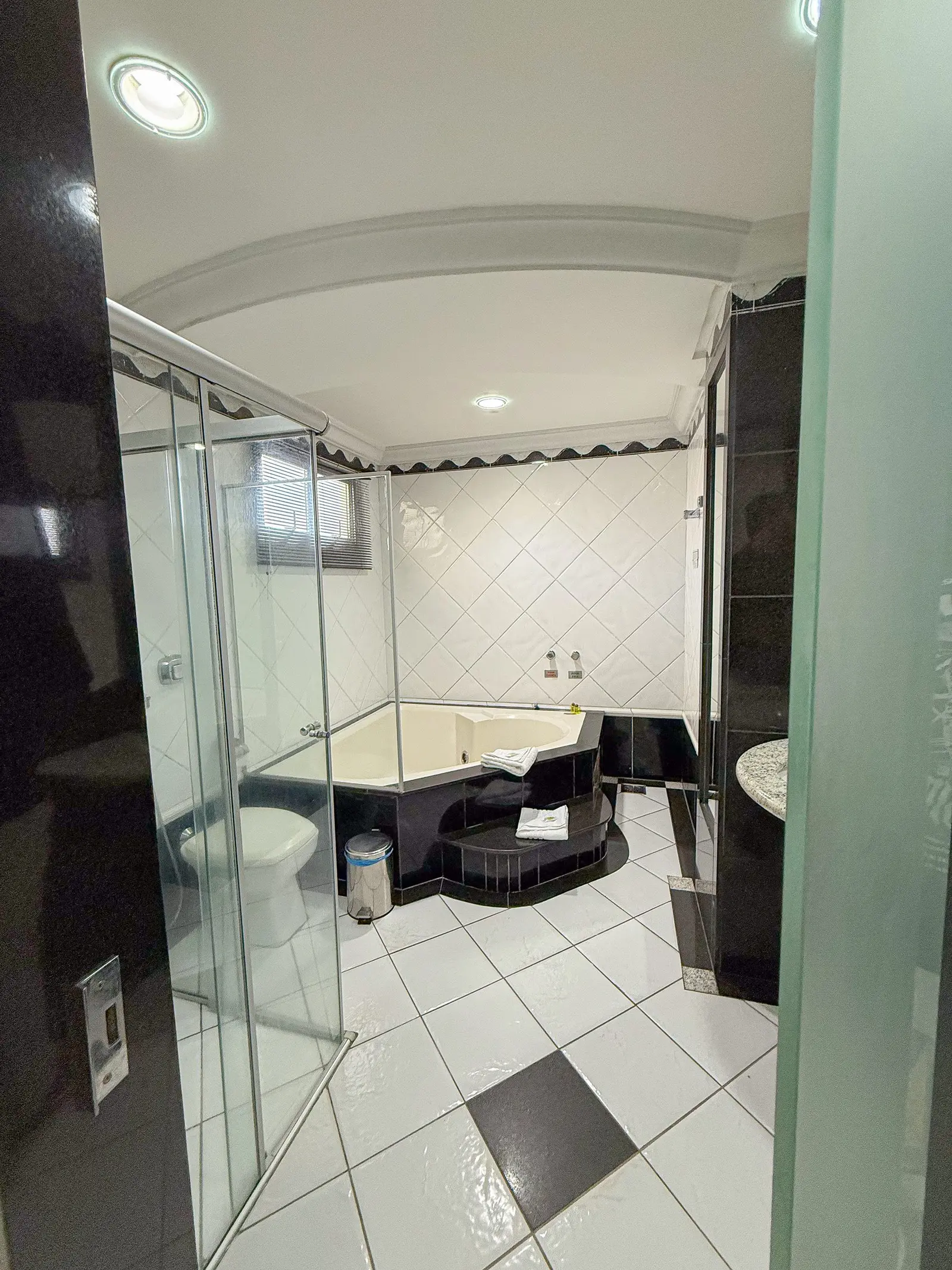 Banheiro da Suíte Master com banheira de hidromassagem e box de vidro