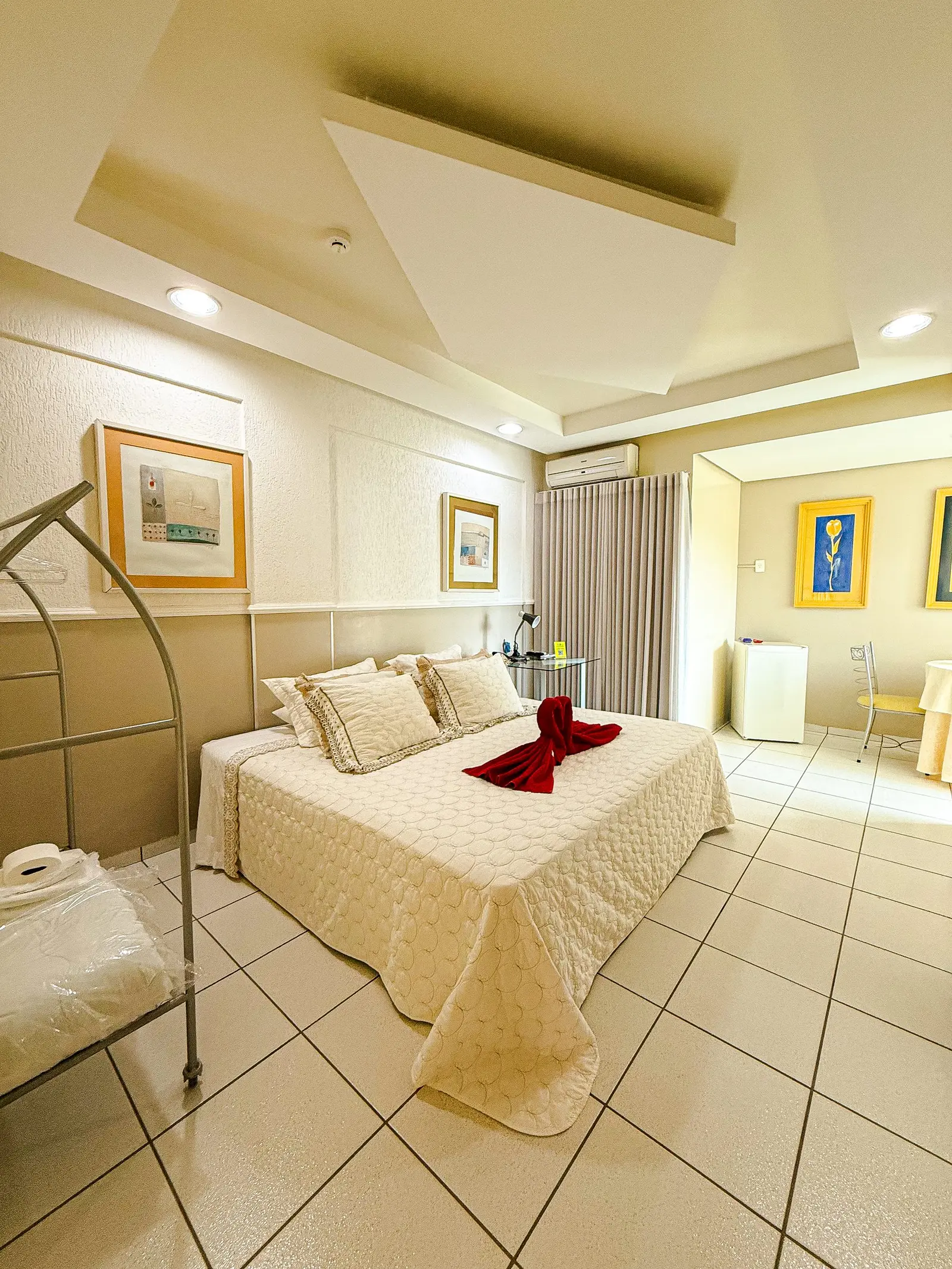 Suíte Master com cama king size e teto rebaixado