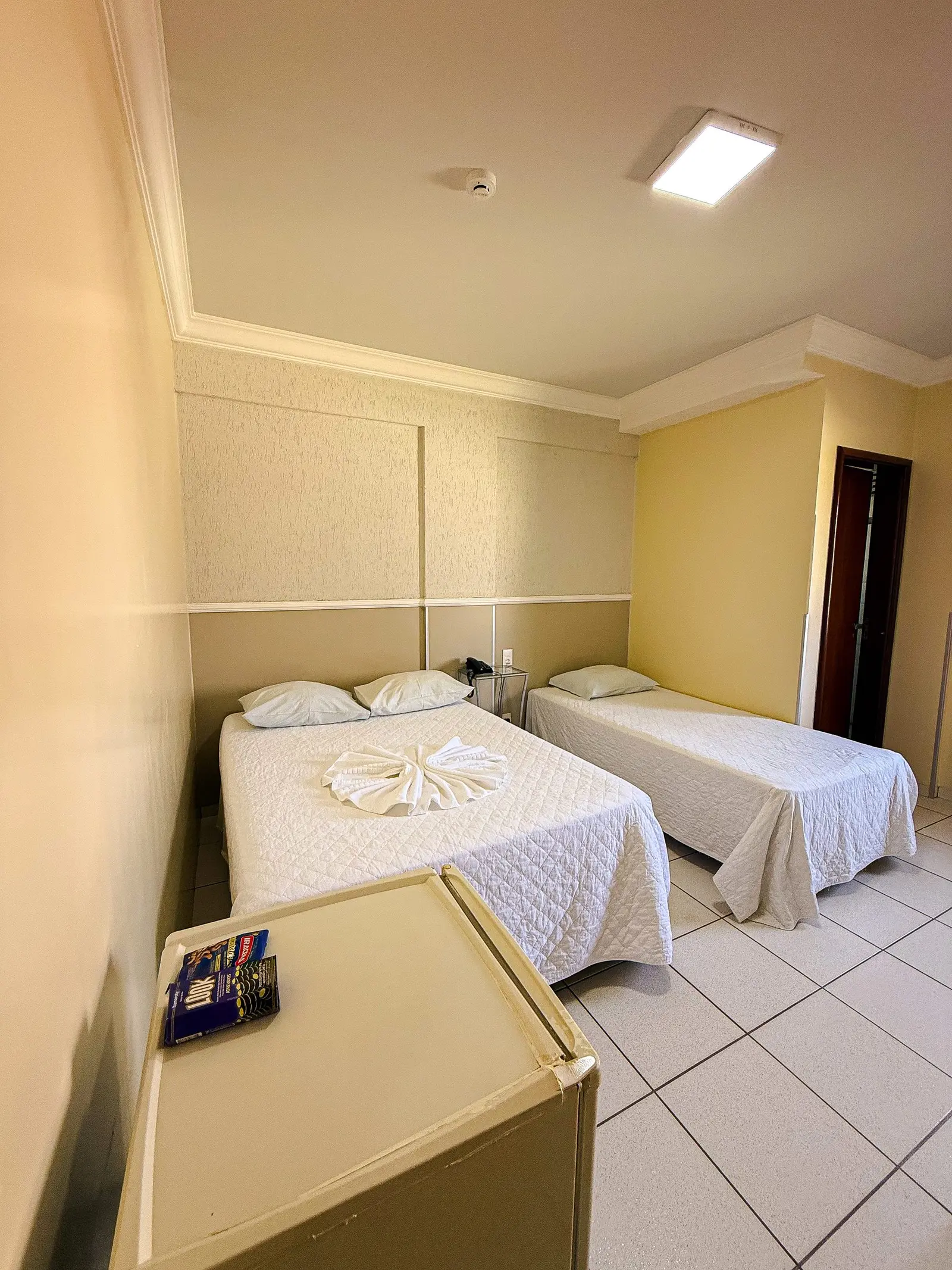 Quarto Triplo com cama de casal, cama de solteiro e mesa de apoio